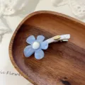 Süße koreanische blaue Acryl Blume Haarklammer mit Perle, elegante Entenschnabel Klammer für Damen. - Blau