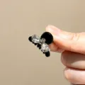 Mini pince à cheveux noire avec strass scintillants, parfaite pour les franges et le style. - Mini Pince Strass