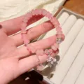 Elegantes rosa Kristallperlenarmband mit einem süßen silbernen Schmetterlingsanhänger. - Hellrosa