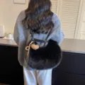 Schwarze flauschige Plüsch Achsel Schultertasche für Herbst Winter Damen Handtasche - Mit Anhänger / Schwarz