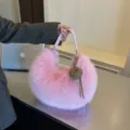 Rosa flauschige Schultertasche für Damen, weiche Kunstfell Handtasche, stilvolle Herbst Winter Tasche. - Mit Anhänger / Rosa