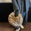 Sac à épaule duveteux imprimé léopard, sac à main sous les aisselles avec charm coquillage chic. - Avec Pendentif / Imprimé léopard