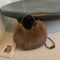 Sac à épaule marron en fausse fourrure duveteuse pour femme, sac hobo tendance d'hiver. - Sac Unique / Café