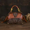 Vue détaillée du sac à main en cuir gaufré rétro avec motifs floraux sculptés et poignée en bambou. - Jaune Brun Rétro
