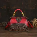 Sac à main rétro en cuir sculpté style ethnique, détail de motif floral gaufré et poignée en bambou. - Rouge Vintage