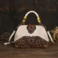 Detail de sac a main en cuir carve retro ethnique, sac bandouliere floral vintage femme. - Beige Rétro