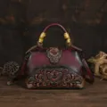 Sac a main en cuir gaufre vintage, sac a epaule retro ethnique avec fleurs carvees. - Rouge Vin Rétro