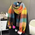 Detailansicht des bunten Karoschal mit verspielten mehrfarbigen Bommeln und Fransen. - Über 175cm Kariert Bommel Stil / Regenbogen Karomuster