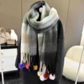 Detailansicht des karierten Kaschmir-Imitat-Schals mit bunten Bommeln und Fransen. - Über 175cm Kariert Bommel Stil / Schwarzes Karo