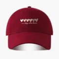 Burgunderrote Baseballkappe mit Herzen und inspirierendem Text für modischen Sonnenschutz im Alltag - Verstellbar / Burgunderrot