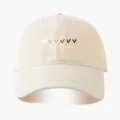 Stilvolle beige Baseballkappe mit Farbverlauf Herz-Druck und inspirierendem Text. - Verstellbar / Gebrochenes Weiß
