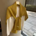 Detalle bufanda chal punto amarillo, accesorio superposición invierno lana suave. - Chal / Amarillo / 178cm