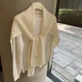 Vista cercana detallada de bufanda de lana blanca y jersey, estilo de invierno acogedor. - Chal / Blanco / 178cm