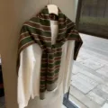 Vista detallada de la bufanda chal de punto a rayas estilo coreano, textura acogedora y diseño. - 170x53cm / Verde Café