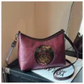 Détail du sac à bandoulière floral gaufré vintage, sac à main élégant en cuir synthétique. - Bordeaux