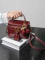 Sac à main vanity bordeaux en cuir verni pour femme avec charm cerise et bandoulière - Bordeaux