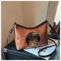 Vue detaillee du sac bandouliere femme en cuir gaufre retro avec motif floral vintage. - Marron Jaune