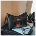 Sac à bandoulière rétro gaufré pour femme, sac vintage à fleurs avec design chic et sangle. - Noir
