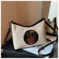 Détail de sac bandoulière rétro à fleurs gaufrées, sac à main vintage en cuir PU élégant. - Blanc