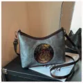 Sac à bandoulière floral gaufré rétro pour femmes, sac messager décontracté de style vintage. - Gris