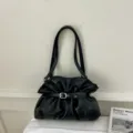 Sac à bandoulière noir froncé pour femmes, fourre-tout élégant en cuir avec boucle. - Sans pendentif / Noir