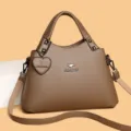 Sac à bandoulière pour femme en cuir marron poignée supérieure avec charm cœur mignon. - Brun Foncé