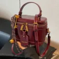 Sac à main bordeaux rétro style boîte, élégant sac bandoulière en cuir PU pour femmes. - Rouge Vin Avec Charme de Cloche / 0.7