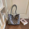 Sac cabas gris chic à pois avec charme cœur, élégant sac porté épaule de grande capacité pour femmes. - Avec Pendentif / Gris