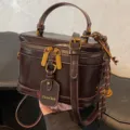 Elégant sac à main rétro pour femme, sac bandoulière en cuir PU avec fermeture éclair. - Café Avec Charme de Cloche