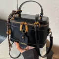 Sac à main élégant noir style vanity case pour femme, sac bandoulière en cuir PU avec anse. - Noir Avec Charme de Cloche