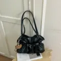 Sac porté épaule souple plissé noir, grand sac cabas rétro vintage pour femmes. - Avec Pendentif / Noir