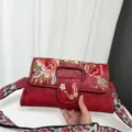 Sac à bandoulière ethnique brodé rouge style rétro motif floral avec sangle large femme - Rouge