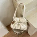 Élégant sac porté épaule plissé pour femme, cabas chic en simu-cuir avec boucle et charm. - Avec Pendentif / Blanc