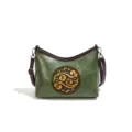 Sac à bandoulière vintage en cuir vert pour femmes avec motif circulaire doré et bordure marron. - Vert