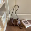 Élégant sac porté épaule marron pour femme, grand sac hobo avec bandoulière tressée et charmants. - Avec Pendentif / Marron