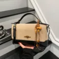 Stijlvolle dames suède patchwork schoudertas crossbody handtas met metalen slot en kralenkwast - Khaki Met Hanger