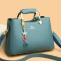 Sac à main élégant pour femme en cuir bleu avec détails dorés pour un look chic au quotidien. - Bleu