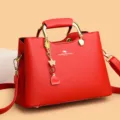 Rode handtas voor vrouwen van PU leer met stevig handvat en schattige hartje bedel. - Rood