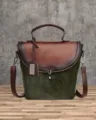 Gedetailleerd overzicht van de stijlvolle tweekleurige retro damestas met metalen sluiting. - Groen