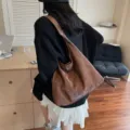 Bruine slouchy hobo schoudertas, grote capaciteit PU lederen casual shopper tas voor dames. - koffiekleur