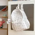Vue détaillée du sac à dos scolaire floral blanc suspendu avec petit pendentif. - Tulipe Blanche Avec Pendentif Ours