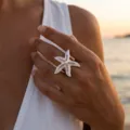 Detailaufnahme des eleganten Seestern-Rings mit rosa Kristallen für Strand und Sommer. - Weißer Seestern Ring