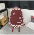 Casual geruite rugzak voor vrouwelijke studenten, grote schooltas met schattige badges. - Rood
