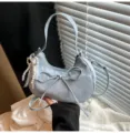 Sac hobo rétro bleu clair pour femme avec élégant pendentif nœud de perles chic. - Bleu