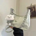 Prasini tsanta omou me alisida, diakosmisi petaloudas kai glyko kremasto plyshto synnefou. - Με Κρεμαστό / Πράσινο