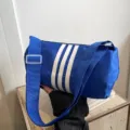 Μπλε νάιλον τσάντα ώμου με λευκές ρίγες, casual τσάντα μαξιλάρι για ταξίδια και καθημερινή χρήση. - Μπλε