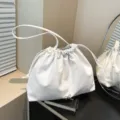 Minimalistiki monokhromi leuki plisé tsanta cheiros me kordoni chiotiki gia gynaikes - Λευκό
