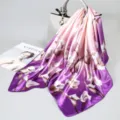 Elegante pañuelo cuadrado de seda con estampado floral degradado para uso diario. - 90x90cm / Calla Lily Púrpura