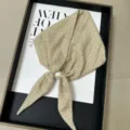 Petit foulard à carreaux beige avec boucle magnétique en perle, tour de cou décoratif chic. - Style à Carreaux (TYY-01) / Carreaux Beige