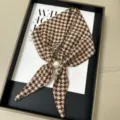 Foulard en soie pied-de-poule marron avec boucle aimantée perle élégante pour femmes. - Marron Blanc Pied-de-Poule